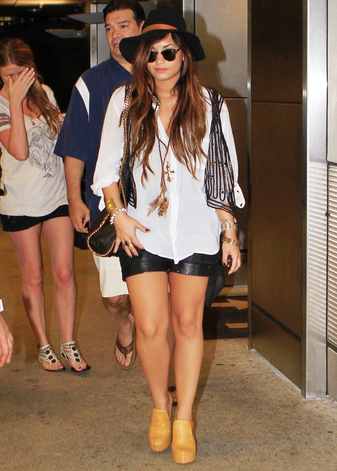 http://1.bp.blogspot.com/-5RLYxmqxZ0I/T6HC4KwAmxI/AAAAAAAAA4Q/YE9uXRtV-1o/s1600/87189_Preppie_Demi_Lovato_arriving_at_Miami_International_Airport_1_122_570lo.jpg