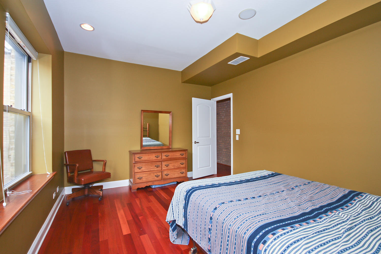 The Chicago Real Estate Local New for Sale A contemporary Ravenswood condo for 299,000