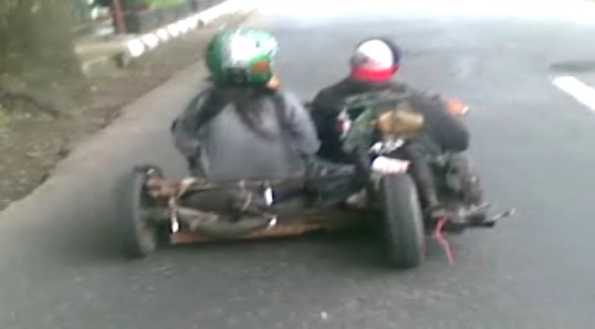 weird+vespa+modification+indonesia+-+monster+bego+003+vespa+lowrider title=