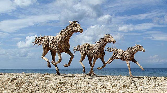 Impresionantes esculturas de caballos hechos con trozos de madera