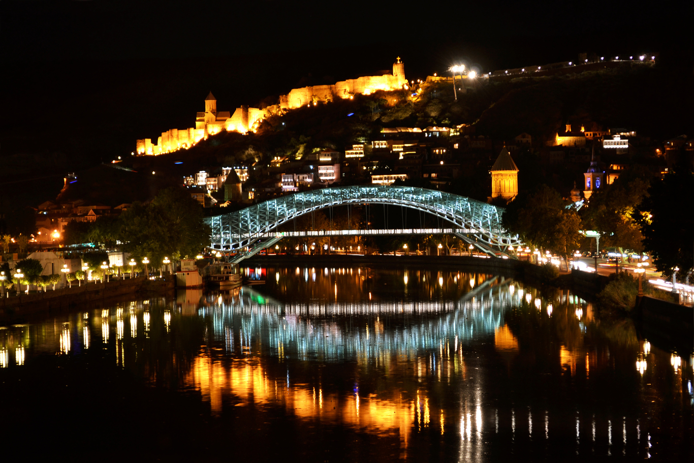 http://1.bp.blogspot.com/-5WRJMeO_vJw/Uh5GEevmiOI/AAAAAAAAwGI/0DipcO5HKD4/s1600/Tbilisi+at+night.jpg