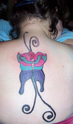 tatuaje inexplicable en la espalda alta