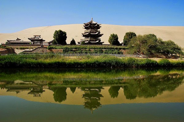 Gambar Tasik Di Tengah Oasis, Tasik Bulan Sabit Gambar Tasik Di Tengah Oasis, Tasik Bulan Sabit