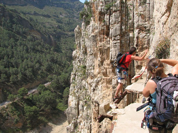 Very few of the original handrails exist but a safety-wire runs the length of the path. Very few of the original handrails exist but a safety-wire runs the length of the path.
