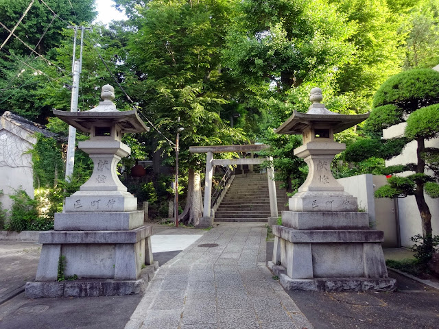 石灯籠,氷川神社,東中野〈著作権フリー無料画像〉Free Stock Photos 