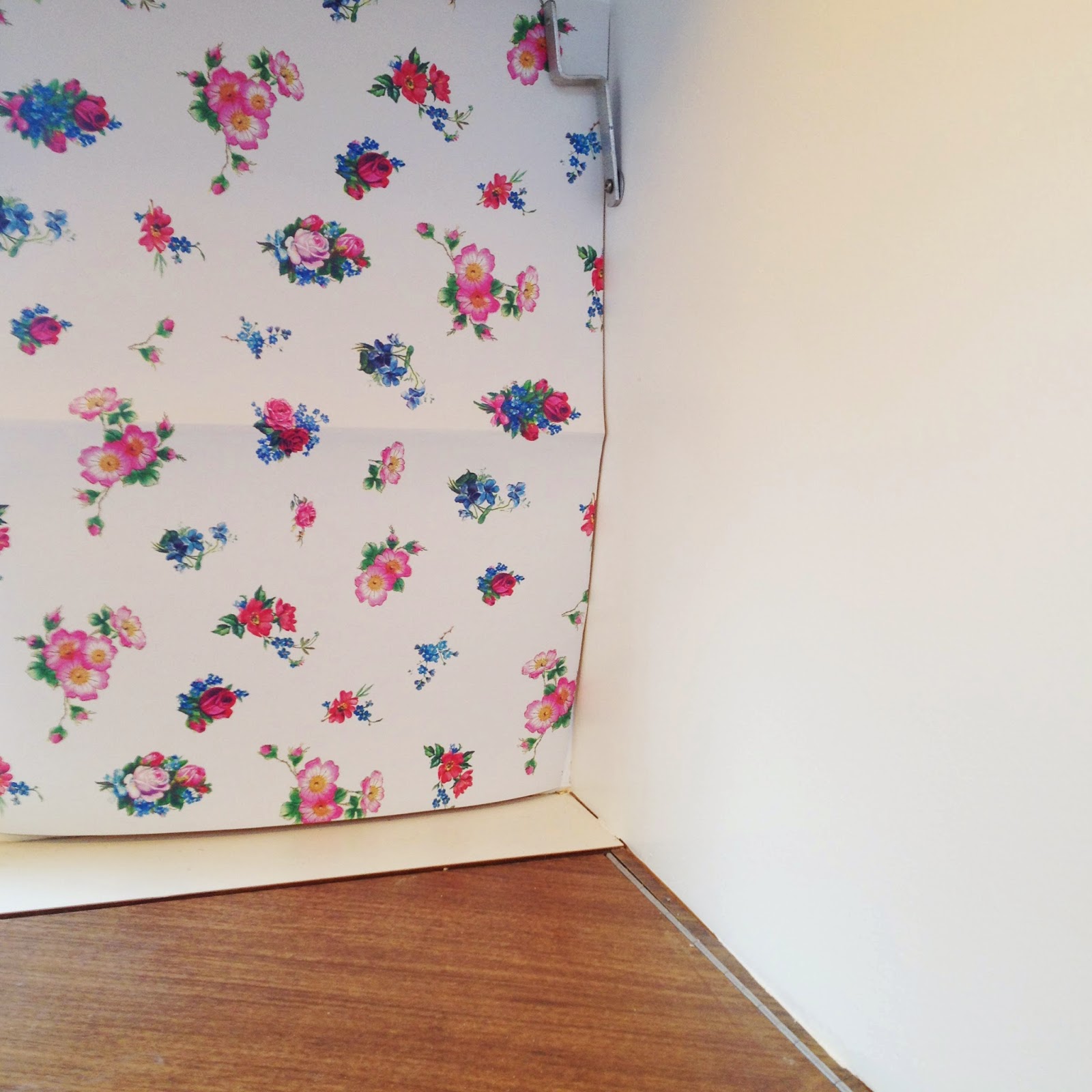 Lolo und Theo: Viel weiße Farbe, bunte Blumen und Hübsches vom Flohmarkt