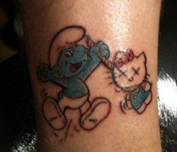tatuaje un pitufo matando a hello-kitty