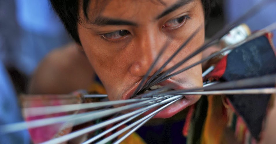 10set2013---devoto-perfura-as-bochechas-