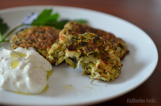 Griechische Zucchinipuffer Kolokithokeftedes auf www.katharinakocht.com Zucchini Puffer Kolokithokeftedes griechisch Feta