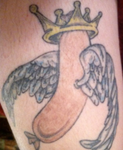 tatuaje de una salchicha con una corona y alas
