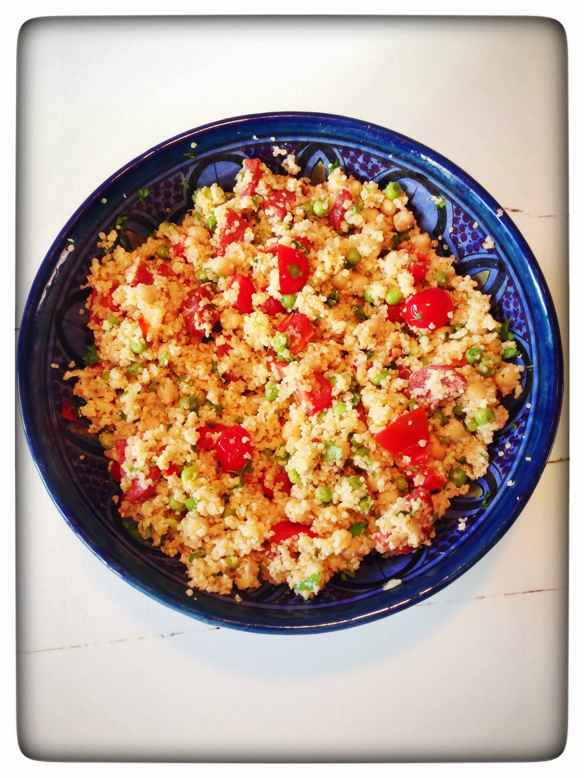 Vrij!gevig Quinoa Couscous salade met kikkererwten, doperwten & chorizo