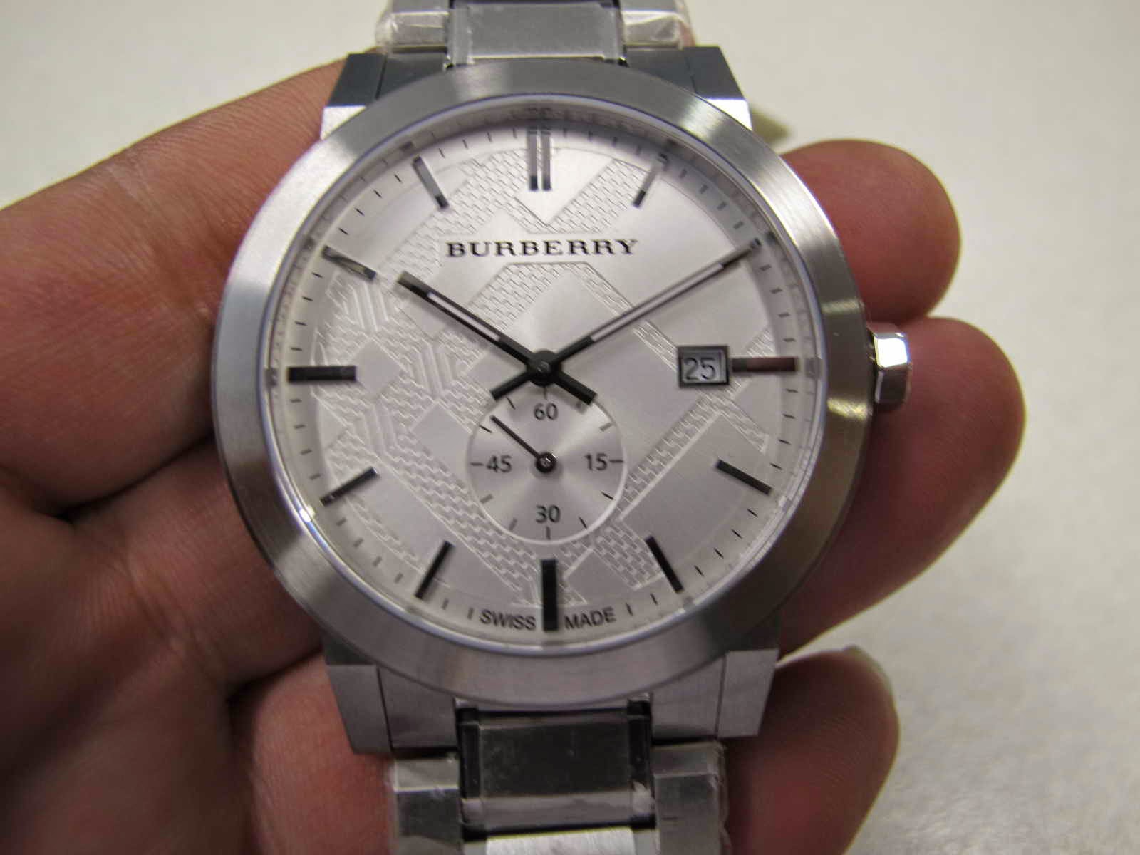 Maximuswatches Jual Beli Jam Tangan Second Baru Original Koleksi Jam Cocok untuk Anda yang sedang mencari jam tangan dengan warna dial putih bertekstur sub second BURBERRY SUB SECOND