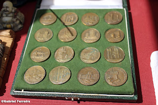 Fotografia de moedas a venda na feira de Belém