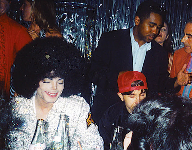 Michael Jackson na festa de aniversário para Al Malnik | 14 de Junho de 2003  Michael+Jackson+At+a+birthday+party+for+Al+Malnik+at+The+Forge+in+Miami+14+june+2004+%2813%29