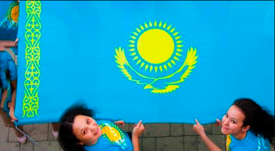 پرچم: زمینه آبی نشان آسمان، خورشید و عقاب در حال پرواز