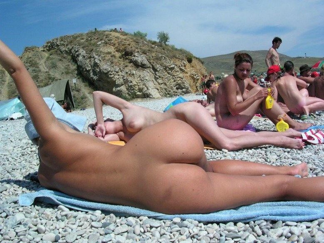 Голые женщины на нудистском пляже фото