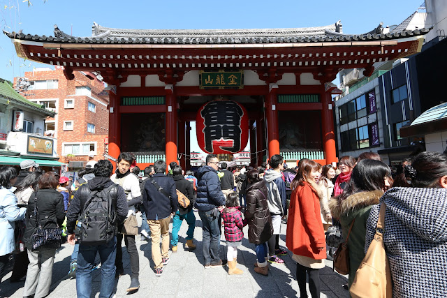 The main entrance gate of Kaminarimon Gate (Thunder Gate) at Asakusa Sensoji Temple which is always crowded with Japanese and tourists at Tokyo, Japan The main entrance gate of Kaminarimon Gate (Thunder Gate) at Asakusa Sensoji Temple which is always crowded with Japanese and tourists at Tokyo, Japan
