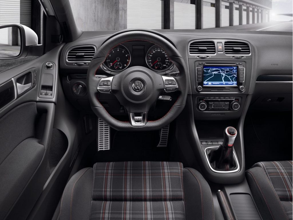 Volkswagen-GTI-2011-dashboard.jpg