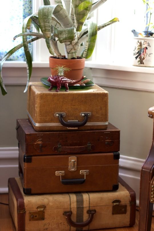 Auction Decorating: Vintage suitcases and trunks as furniture &#039;at auction&#039;