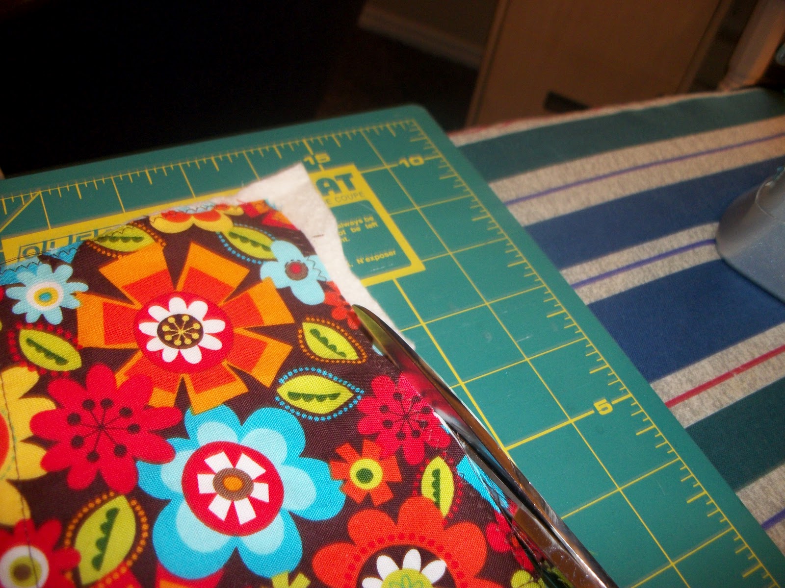 Mimi's Needle and Thread Make a ruffled Ipad pouch.