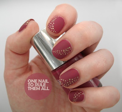 One Nail To Rule Them All: Matte christmas nails!