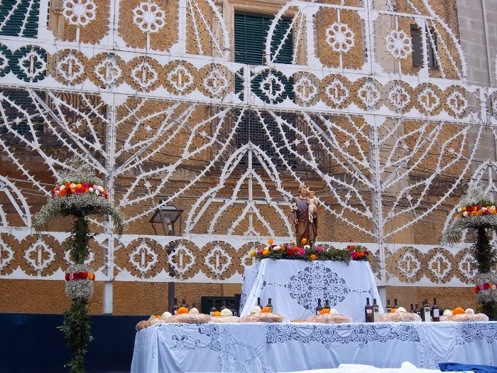 La tavola di San Giuseppe,in piazza a Giurdignano(Lecce)..