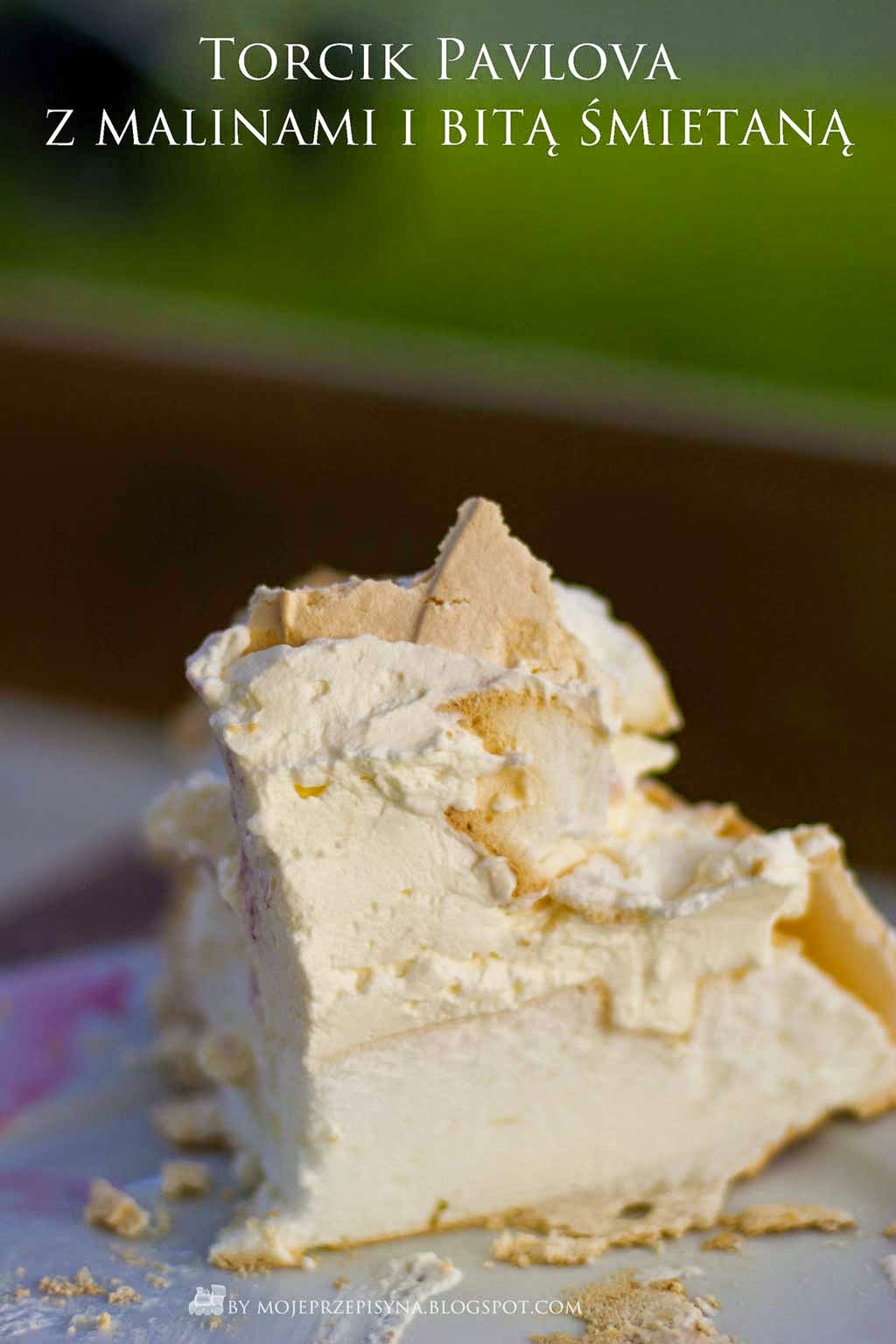 Torcik Pavlova z malinami i bitą śmietaną torcik pavlova