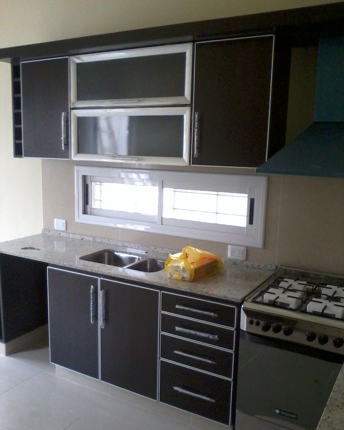 Muebles Mueble de cocina a medida en Wengue con mueble instalado en Muebles Mueble de cocina a medida en Wengue con mueble instalado en