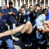 Hermosas mujeres semidesnudas protestan contra la religión en la explanada de El Vaticano en Roma