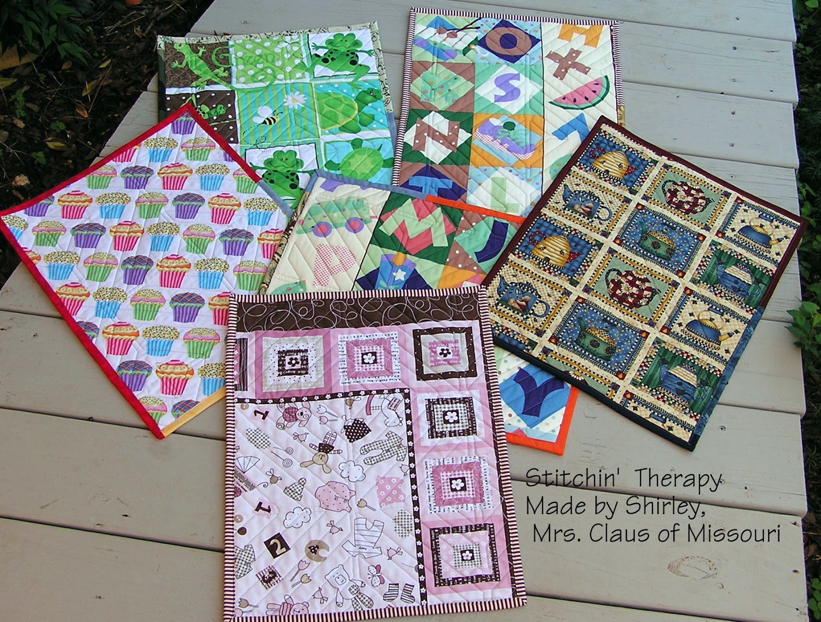 Stitchin' Therapy A huge round of doll quilts