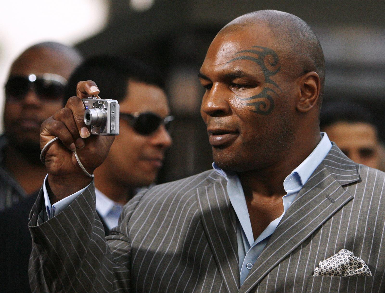 http://1.bp.blogspot.com/-62b4lKIzGAg/UR5Wh_2NSXI/AAAAAAAAAno/sPa66BlogNc/s1600/Mike%20Tyson.jpg