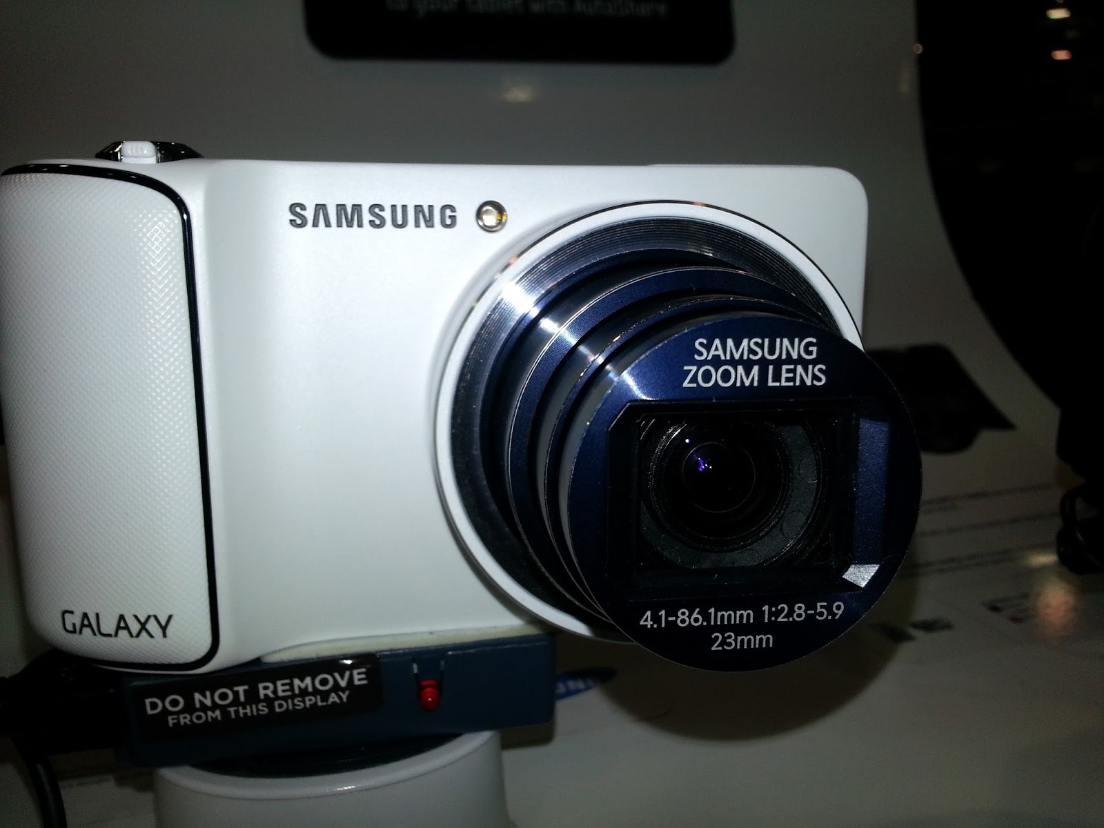 The Samsung Galaxy Camera at Best Buy Canada Clarity With a 21x Zoom