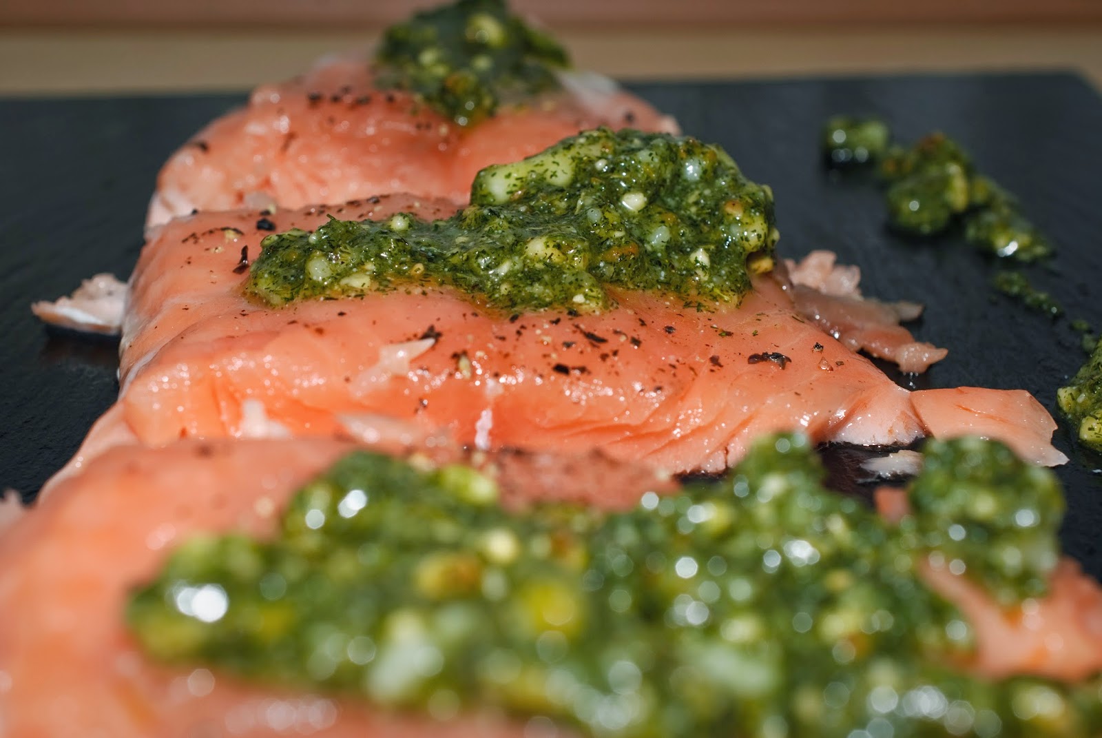 Salmón con pesto de eneldo