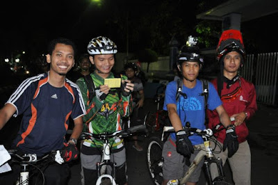 Tim GeJe (GowesJelajah) sedang menunggu giliran jalan di garis start. (Dari kiri) om Danu, Aku, om Ahmad, dan om Rico.