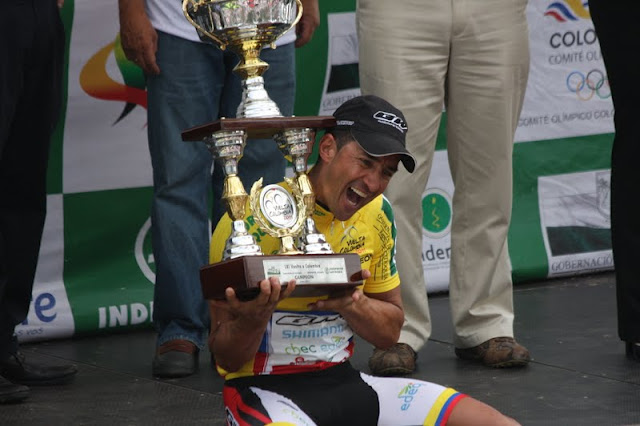 VUELTA A COLOMBIA "SUPÉRATE" 2012 F%C3%A9lix+C%C3%A1rdenas+con+el+trofeo+de+campe%C3%B3n+2010