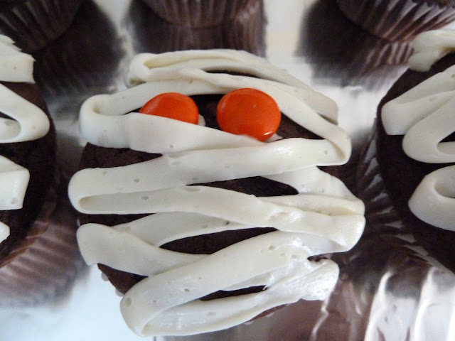 Are you my Mummy? 17 mummy cupcakes with orange eyes