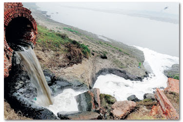 Water Pollution in the River Ganges - water pollution images