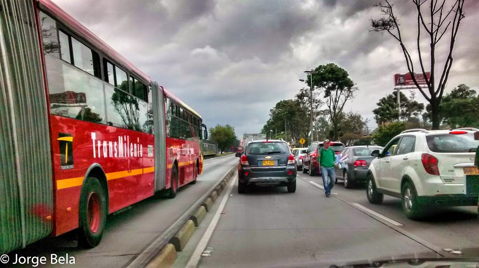 El TransMilenio opera a plena capacidad, y los trancones son interminables El TransMilenio opera a plena capacidad, y los trancones son interminables