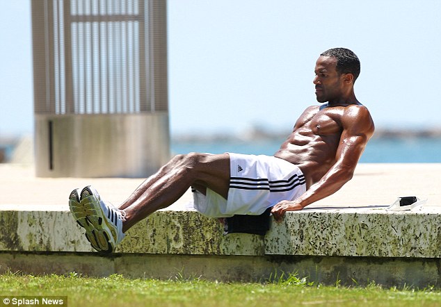 look at that body craig david gets out his six pack as he works up david works