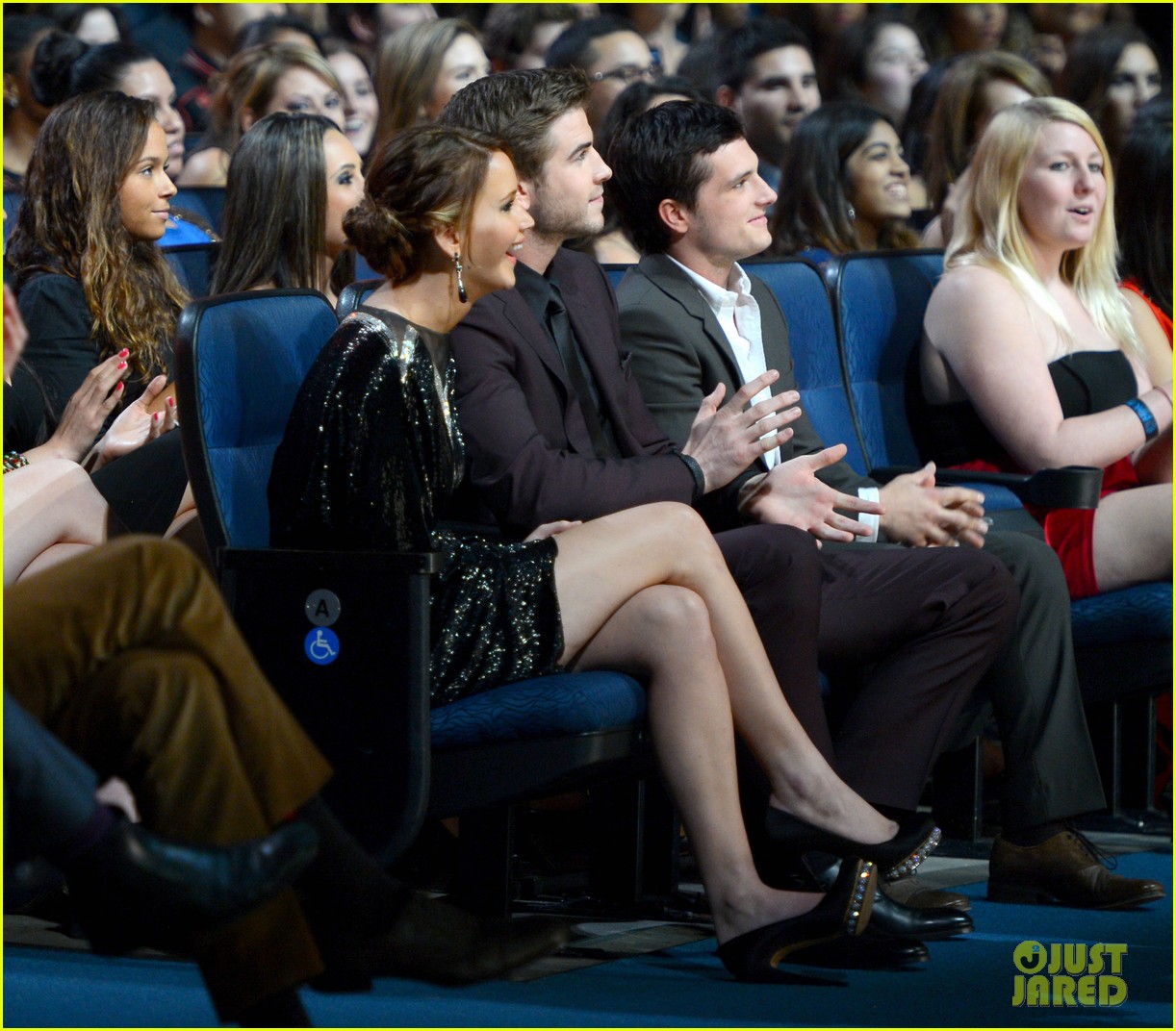 http://1.bp.blogspot.com/-6AWh5JVGpZs/UO5wnhXBwpI/AAAAAAAANwY/HFIzPQNU4-A/s1600/Hemsworth-Lawrence-Hutcherson-2013-People-Choice-Awards-14.jpg