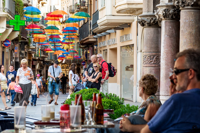 Paraguas, Reus: carrer Major :: Canon EOS 5D MkIII | ISO200 | Canon 24-105 @105mm | f/8 | 1/40s