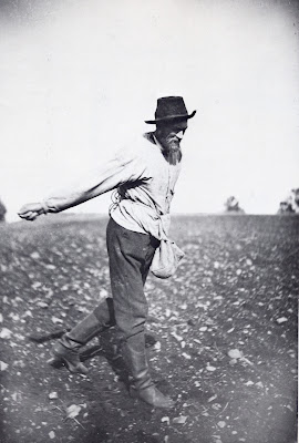 http://1.bp.blogspot.com/-6FBwRVG_VME/TkQTf2luRxI/AAAAAAAADIc/ikVgEPoELHU/s400/Farmer+Sowing+by+Hand.jpg