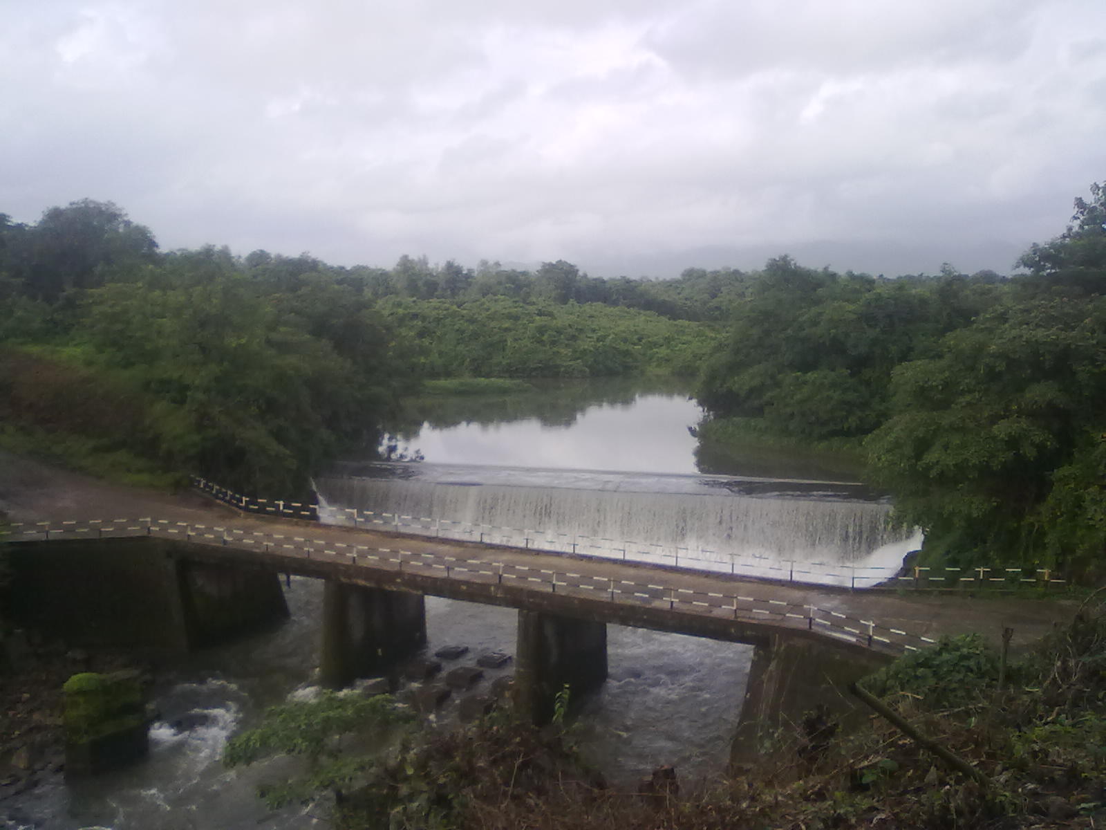 उत्तम फार्मवरुन दिसणारा ब्रीज व बंधारा
