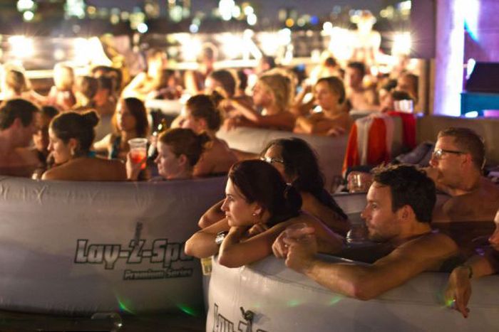 hot_tub_cinema_05.jpg