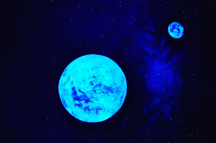 earth & mond