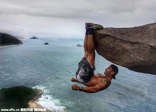 brazil news hanging cliff hanger Pedra do Telegrafo Brazil