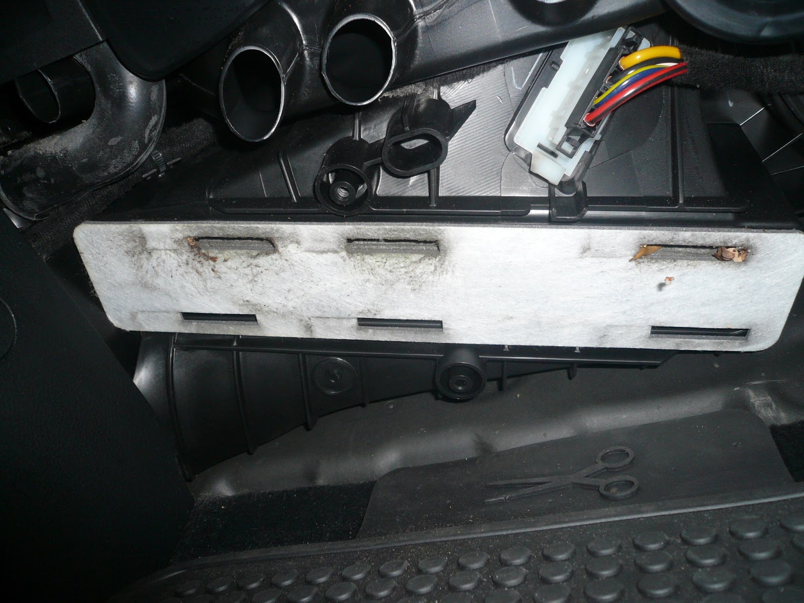 VW Passat Repair How To Replace the Air Cabin (AC) Filter on a 2006 VW