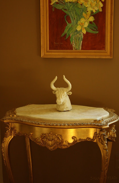 Head of a Bull, sculpture, Sarah Myers, interior photograph sculpture, bull, animal, interior, living, art, arte, sarah, myers, sculptor, room, painting, amy, myers, gold, table, exuberance,