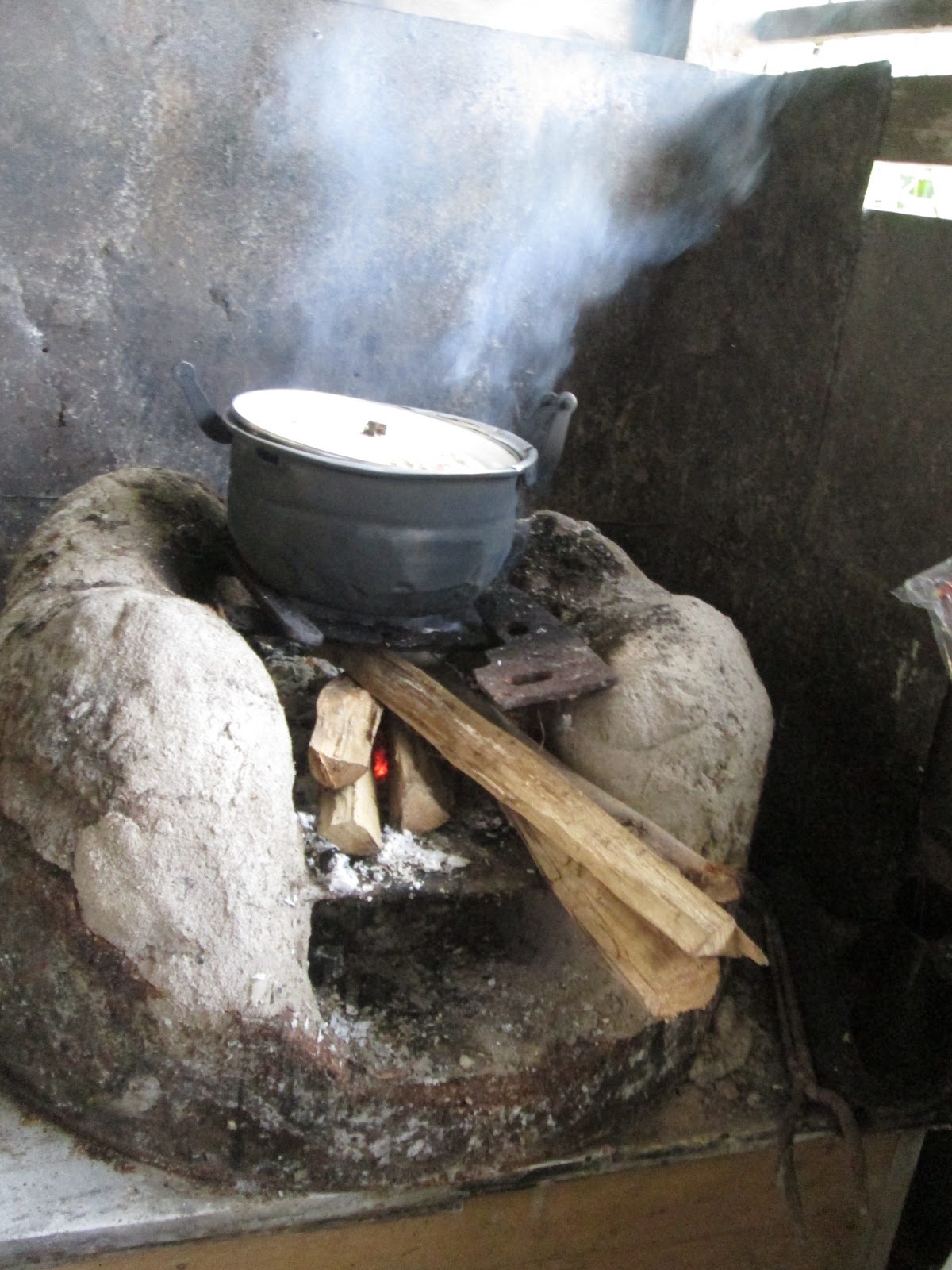 Masakan Dayak yang disajikan dalam porsi besar di Pontianak