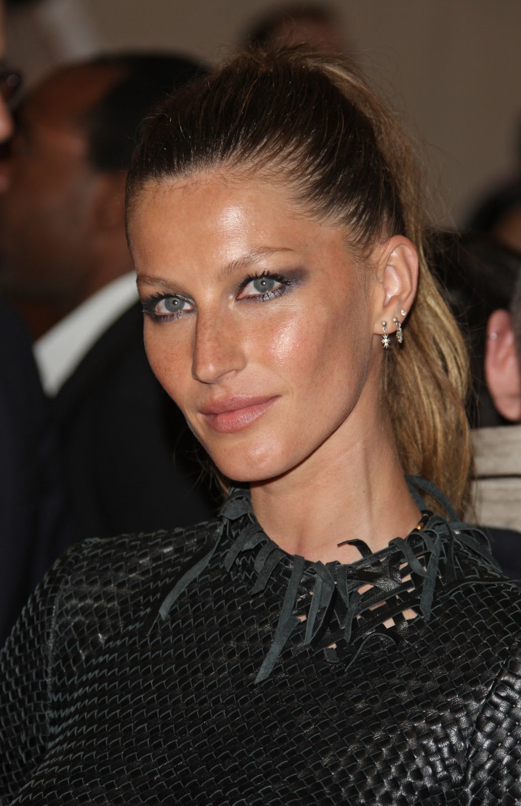 http://1.bp.blogspot.com/-6OgxIEVB4ok/TtfWBuqfg9I/AAAAAAAAALE/Uogb_5RKXjM/s1600/celebsnomakeup.blogspot.com-2012-giselebundchen-at-met-gala.jpg